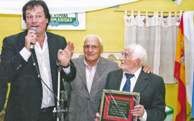Juan Pérez Sáez (d) recibió una distinción del presidente de la Asociación Española de Puerto Madryn, Alcides Soria.