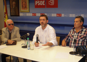 Roberto Jiménez -centro- en la sede del PSOE en Buenos Aires.