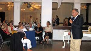 Cándido Padrón se dirige a los miembros de la Sociedad Islas Canarias de Montevideo.