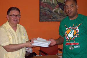 A Raidel Mirabal le entregó las cartas de los alumnos del instituto de Negreira.