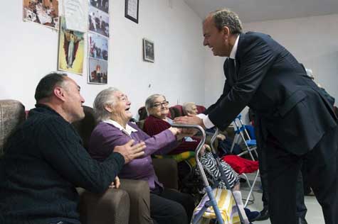 El presidente de Extremadura, José Antonio Monago, saluda a varios usuarios del Centro de Día de Casas del Monte.