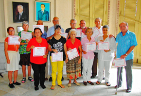 Los asociados que recibieron el diploma por sus cincuenta años en la entidad.