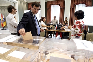 Imagen de archivo del recuento del voto del exterior en Canarias.