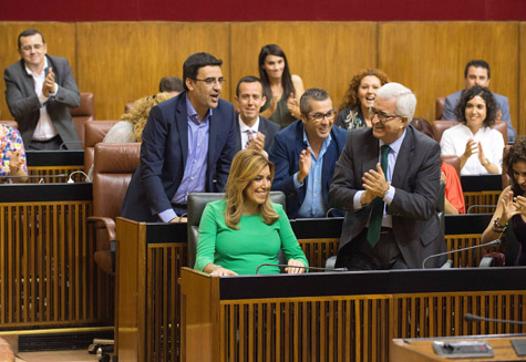 Susana Díaz recibe el aplauso de los parlamentarios andaluces tras ser investida por la Cámara andaluza como presidenta de la Junta.