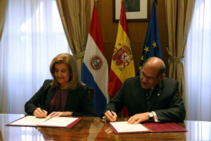 Los ministros de Empleo de España, Fátima Báñez, y Paraguay, Guillermo Sosa, en la firma del documento.