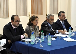 Presidiendo la reunión, de izquierda a derecha, el consejero Julio Olmos, la embajadora Aurora Díaz Rato, José Peña y el cónsul Guillermo Brugarolas.