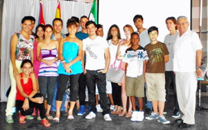 Manuel Vallejo, derecha, con algunos de los jóvenes participantes.