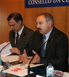 Ramón Villares, en el centro, y a su derecha el conselleiro de Cultura de la Xunta, Roberto Varela, en la apertura del congreso.