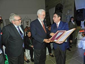 De Grandes Pascual recibe un recuerdo de su visita por parte del presidente de la Agrupación Mallorca de San Pedro, Juan Manuel Gomila.