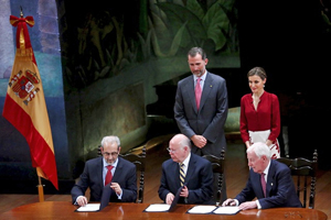 El rector y de la Universidad de Salamanca, Daniel Hernández Ruipérez, el rector de la UNAM, José Narro, y el director del Instituto Cervantes, Víctor García de la Concha firmaron el acuerdo ante los Reyes.