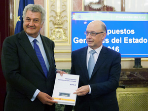 El presidente del Congreso, Jesús Posada, recibió de manos del ministro Cristóbal Montoro el Proyecto de Presupuestos para 2016.