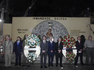 Las autoridades diplomáticas y directivas de la HGV, junto al secretario xeral de la Xunta de Galicia rinden honores a Venezuela y España.