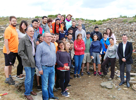 Las autoridades y los participantes en el campo de trabajo, en el castro de Portomarín (Lugo).
