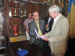 El cónsul general Paulino González Fernández-Corugedo recibe de manos de Javier Rolo la medalla en reconocimiento al apoyo constante brindado a Fedecanarias.
