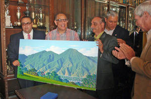 Jacinto Pérez, centro, recibió de manos de Fernando Pérez, derecha, y Lorenzo Javier Rolo, izquierda, un cuadro que representa el imponente Ávila, símbolo de la ciudad de Caracas.