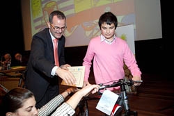 El conselleiro Xesús Vázquez le entrega una bicicleta a uno de los premiados.
