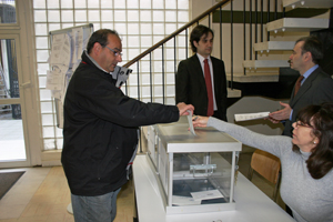 Imagen de archivo de un emigrante votando en el Consulado de París.