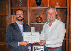 Javier Gallego (izq.) recibió de manos de Carlos Santos un Diploma de Honor.