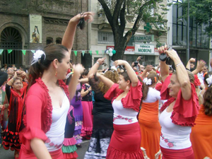 Bailando durante la procesión.