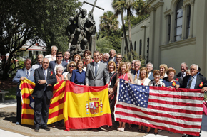 Los Reyes, con un grupo de ciudadanos menorquines desplazados a la ciudad con motivo del 450 aniversario, junto al Monumento al Padre Camps.