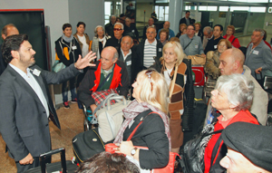 Rodríguez Miranda (izq.) recibió en el aeropuerto de Peinador a los primeros participantes en el programa ‘Reencontros na Terra’.