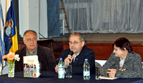 Néstor Hormiga, centro, presentó su libro en la  Sociedad Islas Canarias de Montevideo.