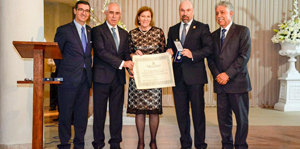 Carlos Moyano, Aurelio Miras, Matilde Negro y Tomás Ríos (derecha), con el representante de una de las entidades galardonadas con la Medalla de la Emigración.