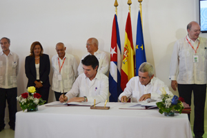 El ministro de Industria español, José Manuel Soria (izq.), firmó dos acuerdos con el Gobierno cubano.