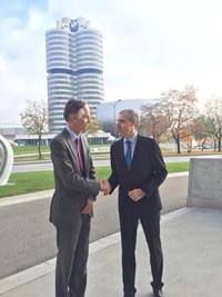 Francisco Conde saluda a un directivo de BMW, frente a la sede de la empresa.
