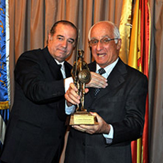 Ceferino Rodríguez, derecha, recibió en 2011 el galardón ‘El Quijote’ que otorga el Club Español.