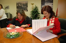 Juana María Sánchez y Pilar Pin en el acto de firma del convenio de colaboración.