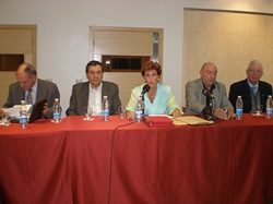 María Teresa Michelón con los demás miembros del CRE en la reunión celebrada en el Centro Galicia.