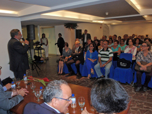 Pedro Rodríguez Zaragoza se dirige a los directivos de las entidades canarias en Venezuela durante el encuentro celebrado en la Delegación del Gobierno canario en Caracas.