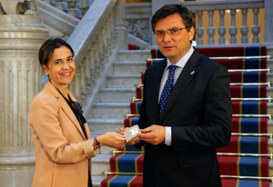 La consejera de Hacienda y Sector Público, Dolores Carcedo, entrega al presidente de la Junta General del Principado, Pedro Sanjurjo, el Proyecto de Ley de Presupuestos Generales de Asturias para 2016.