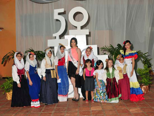 Niñas con trajes típicos, acompañada por la madrina del 50 aniversario María Laura Alí Yánez.