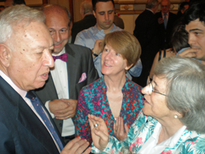 José Manuel García-Margallo charlando con algunos de los asistentes.