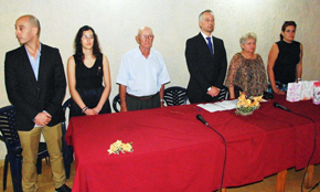 Juan Constenla, con corbata, a su derecha Servando Oubel y a su izquierda Gódula Rodríguez.