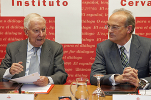 García de la Concha y el director general de Aenor, Avelino Brito, en la firma del convenio marco en la sede del Instituto Cervantes.