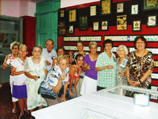 Los jugadores de brisca de Hijos del Distrito de Sarria en el Museo de Naipes.