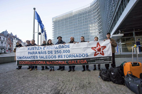 Los representantes de las plataformas de emigrantes retornados de Galicia ante la sede de la Comisión Europea en Bruselas.