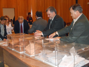 Escrutinio del voto emigrante en la Junta Electoral Provincial de A Coruña el pasado 23 de diciembre.