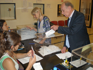 Foto de archivo de unos emigrantes españoles depositando su voto en urna en el Consulado de Buenos Aires.
