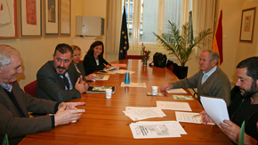 Ignacio Niño, segundo por la izquierda, y José María Oliver, segundo por la derecha, durante la reunión.