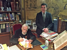 Basilio Losada y el conselleiro Román Rodríguez en el Centro Galego de Barcelona.