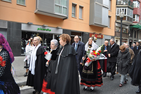 La consejera Milagros Marcos (con un ramo de flores), acompaña a los socios de la entidad en la procesión por las calles de Barcelona.