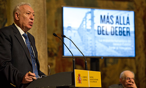 El ministro José Manuel García-Margallo presentó el libro ‘Más allá del deber’.