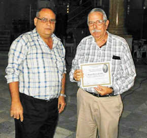 El presidente de ‘Unión de Baleira’, Julio Gallo, le entregó el Reconocimiento a Manuel Barros.