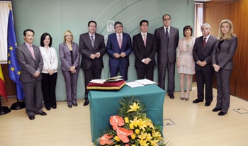 Rosario Ayala, a la derecha, junto al consejero de Gobernación y el resto de los nuevos directores generales.