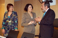 Anna Terrón dialoga con el presidente de la Comisión, Juan Barranco.