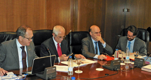 Eduardo Dizy, Aurelio Miras Portugal y los representantes de Asuntos Exteriores durante la reunión de la Comisión Permanente.
